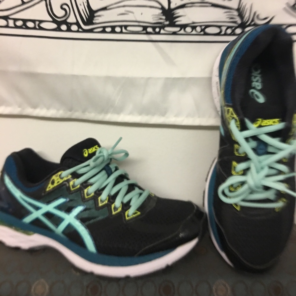 *Never worn* ASICS Dynamic Duomax